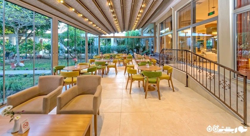 رستوران با چشم انداز باغ 